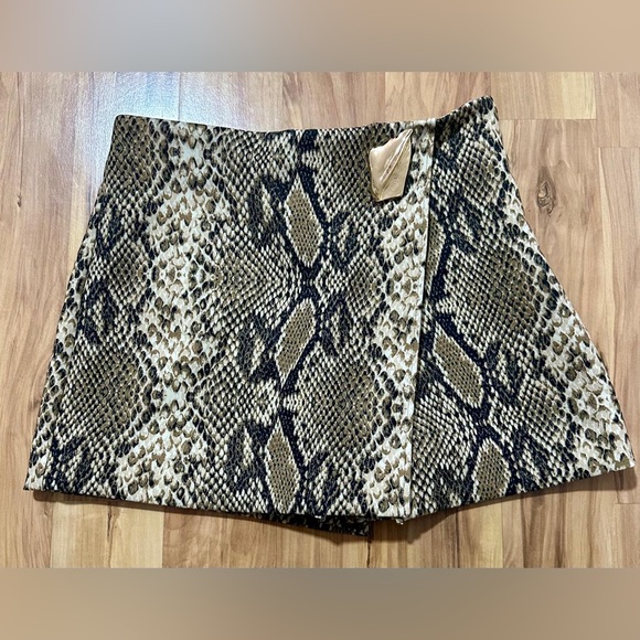 Zara Dresses & Skirts - Zara ASYMMETRICAL CULOTTE SKIRT WITH APPLIQUE Size XS NWT